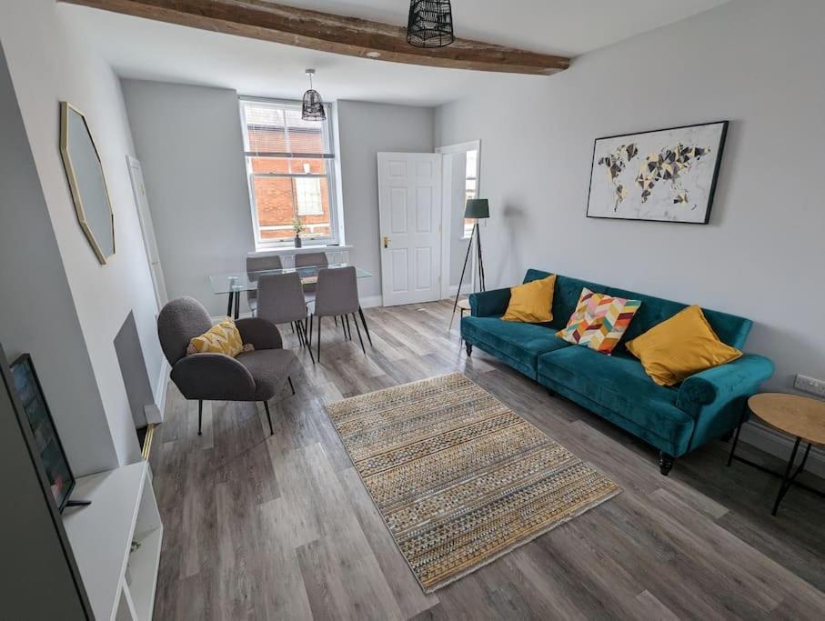31 High Street - Modern & Stylish 2-bed - Inc Parking Apartment Husbands Bosworth