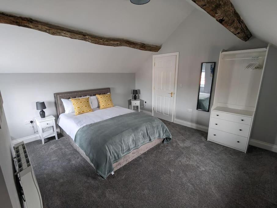 31 High Street - Modern & Stylish 2-bed - Inc Parking Apartment *