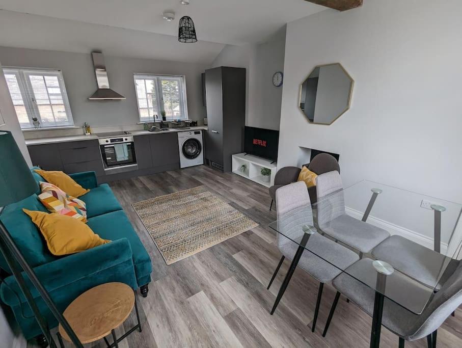 Apartment 31 High Street - Modern & Stylish 2-bed - Inc Parking *
