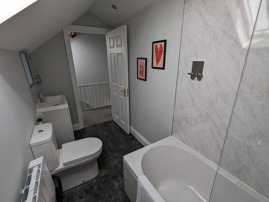 Apartment 31 High Street - Modern & Stylish 2-bed - Inc Parking