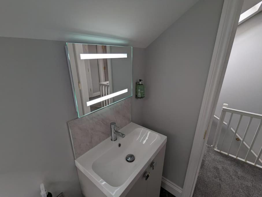 Apartment 31 High Street - Modern & Stylish 2-bed - Inc Parking *