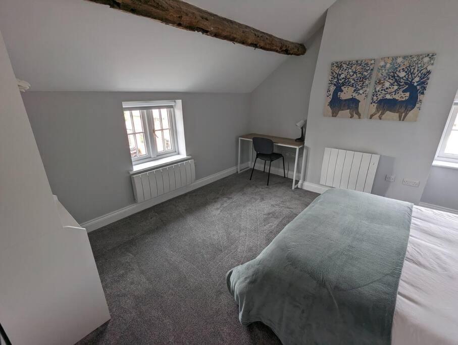 31 High Street - Modern & Stylish 2-bed - Inc Parking Husbands Bosworth