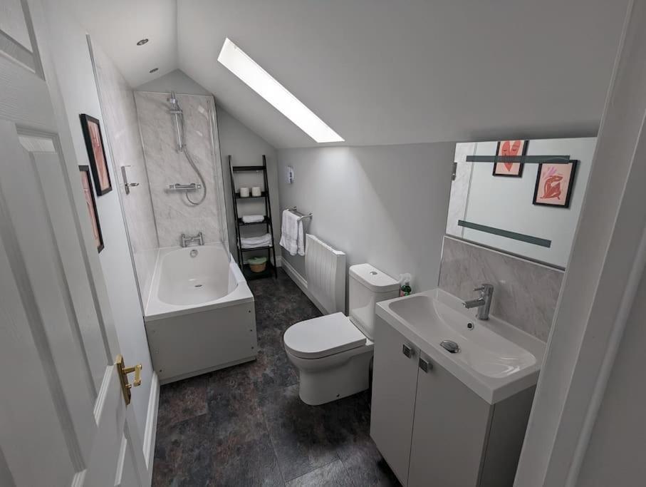 31 High Street - Modern & Stylish 2-bed - Inc Parking *