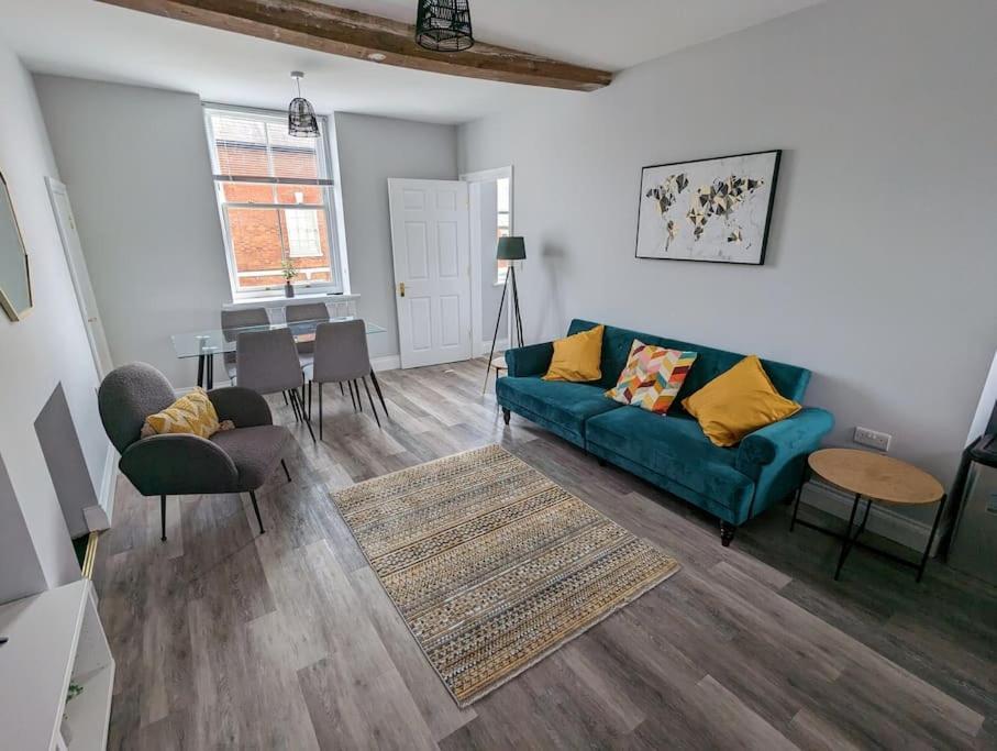 31 High Street - Modern & Stylish 2-bed - Inc Parking *